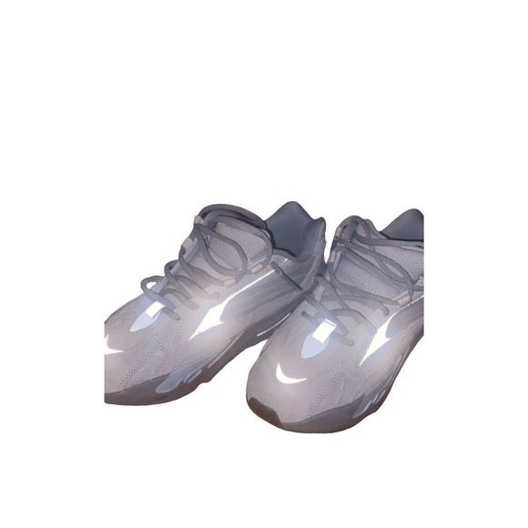 Yeezy Adidas Boost 700 V2 in Hospital Blue - Picture 2 of 8